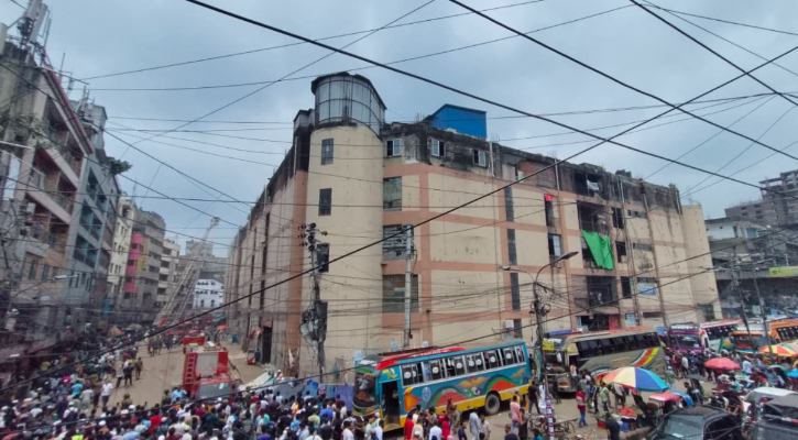 গুলিস্তানে সুন্দরবন মার্কেটের আগুন নিয়ন্ত্রণে 
